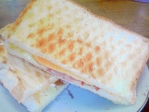 定番　ベーコン・レタス・チーズのサンドイッチ